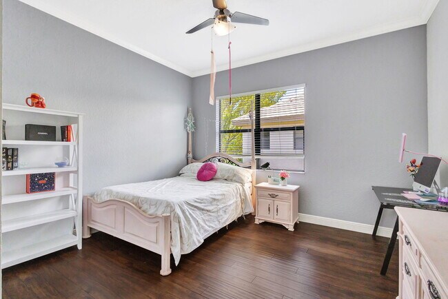Building Photo - 10400 Trianon Pl