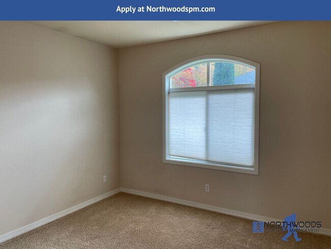 Building Photo - PET FRIENDLY!! Beautiful 3 Bedroom 2 Bath Home in Eagle Point Golf Course Community