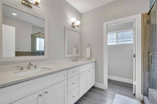 Building Photo - Stunning Like New Townhome Close to Med Center!