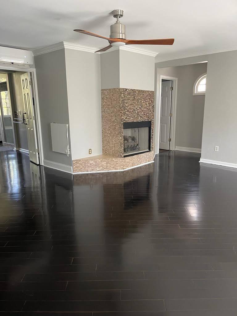 Building Photo - 915 Woodlawn Dr NE