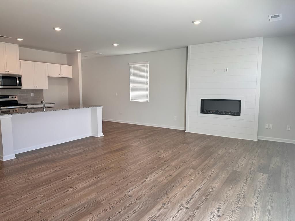 Building Photo - 121 Founders Dr