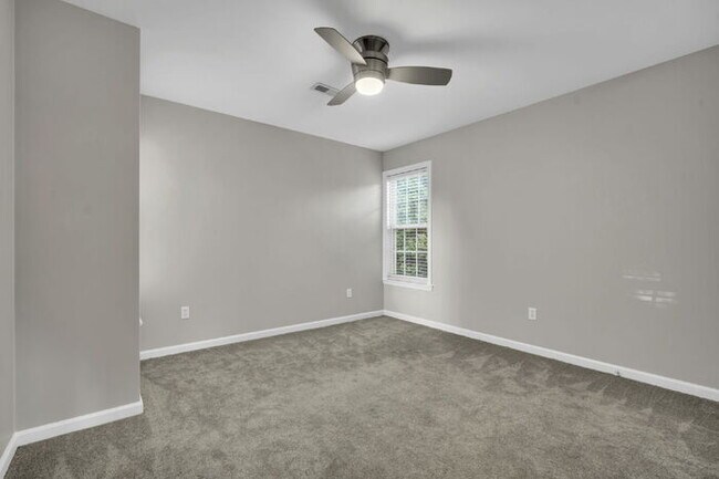 Building Photo - Charming 3BR/3BA Home with Lawn Care Included - Prime Simpsonville Location!