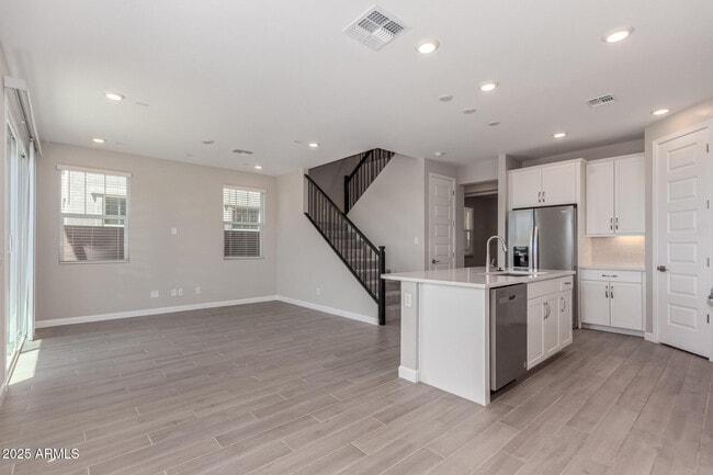 Building Photo - 5835 E Rose Garden Ln
