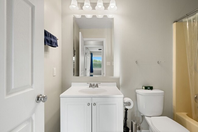Building Photo - Charming 3-Bedroom Home with Spacious Layo...