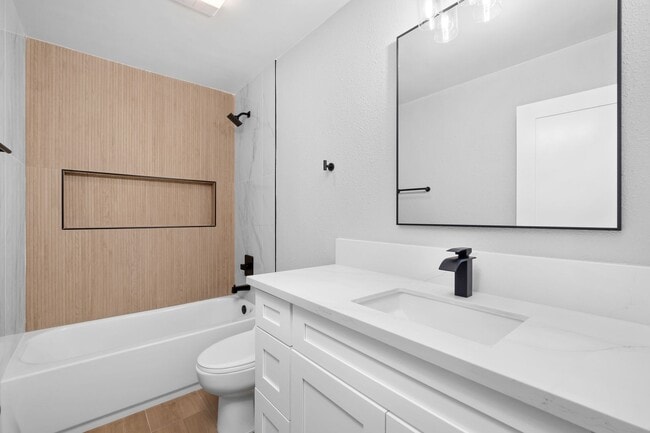 Building Photo - Move-In-Ready Townhome-Style Unit in Chula Vista!