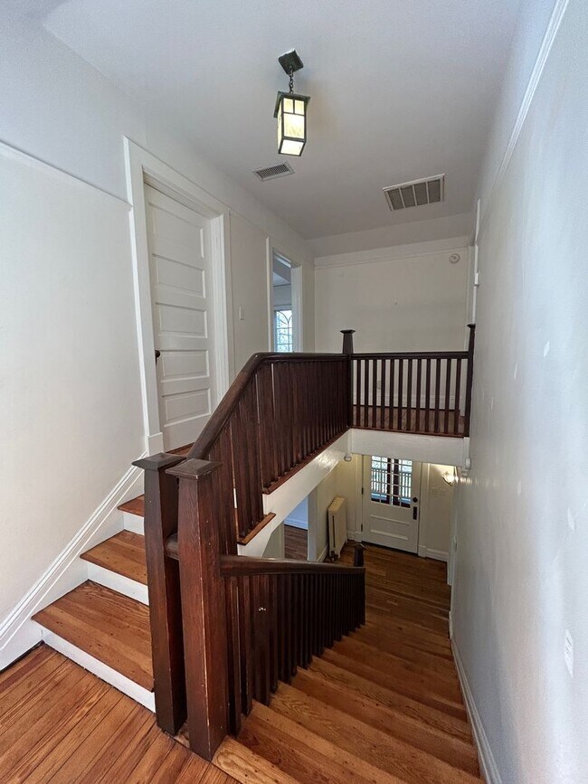 Building Photo - North AVL -  Renovated Arts & Crafts Cottage