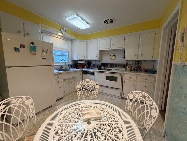 Building Photo - 33 N Gladstone Ave