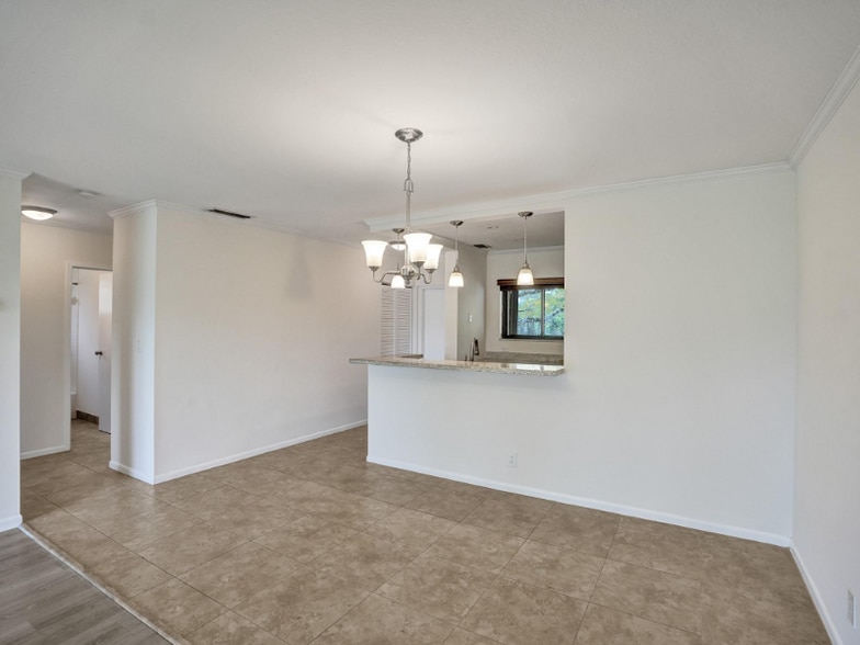 Building Photo - 930 SW 9th St Cir