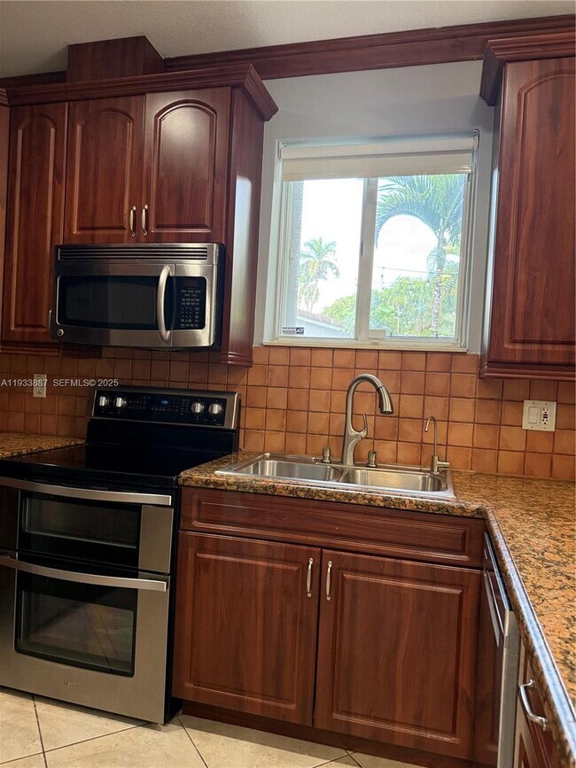 Building Photo - 1055 NE 85th St