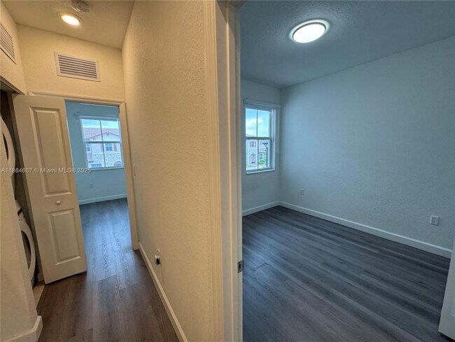 Building Photo - 3 bedroom in Miami FL 33167