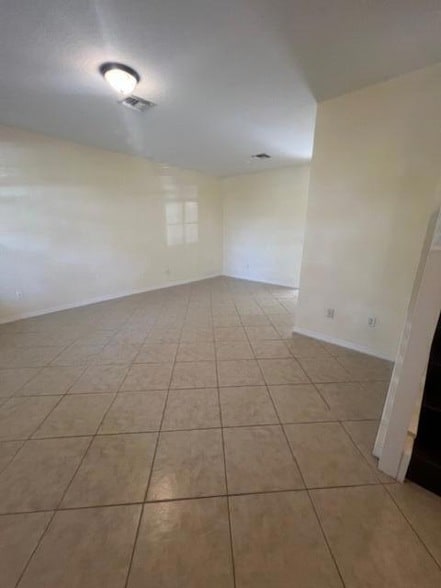 Building Photo - 211 E Thatch Palm Cir