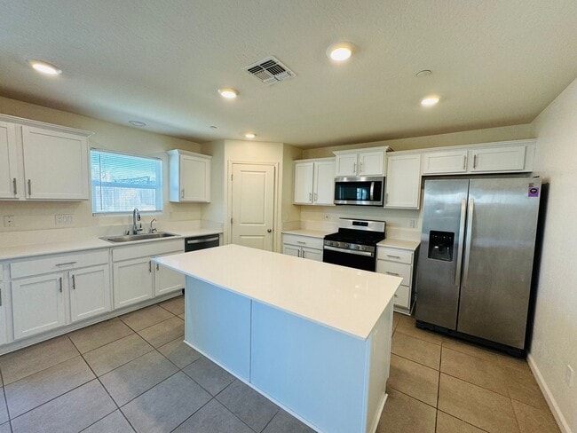 Building Photo - Perfect 5 bedroom, 3.5 bath home with atta...