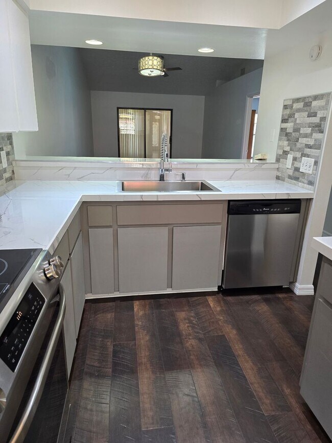 Building Photo - Gorgeous 2/2/1 in Regency Park, Inverness!!!