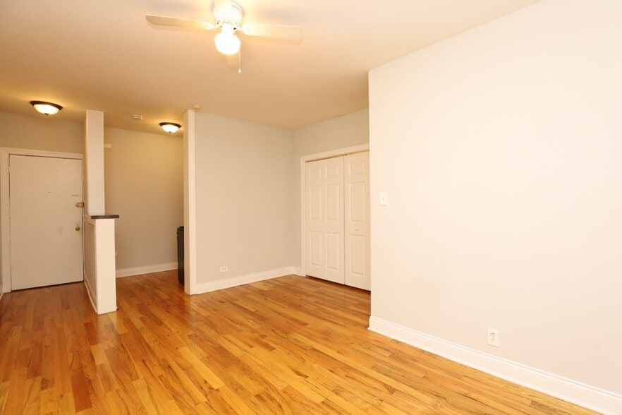 Building Photo - 457 W Melrose