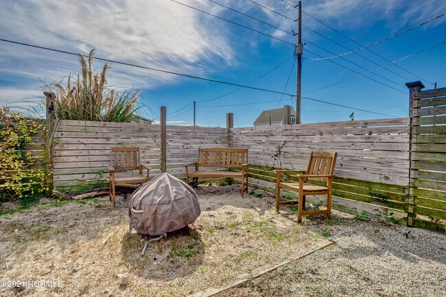 Building Photo - 2681 Island Dr