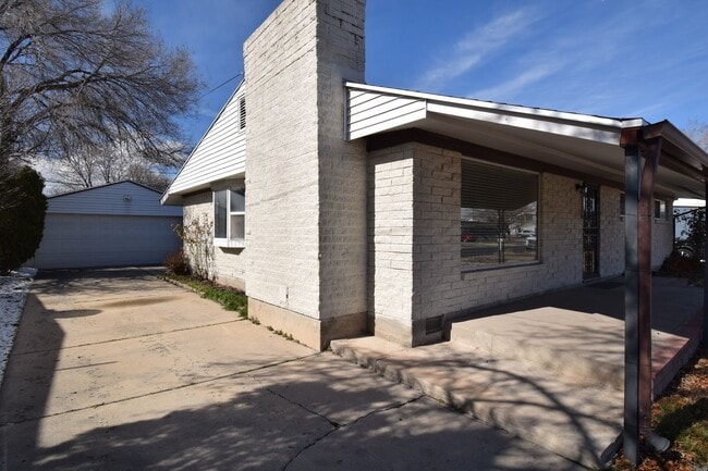 Building Photo - Updated and Charming 3 Bed Home with Fiber Internet & New Appliances!!!