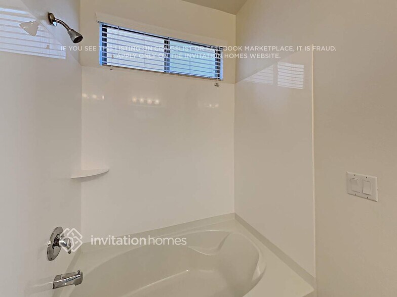 Building Photo - 14524 W Poinsettia Dr