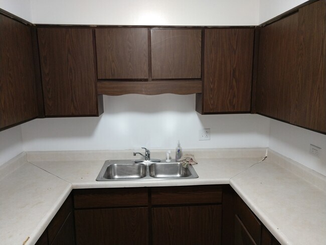 Kitchen - 992 N Fairfield Rd