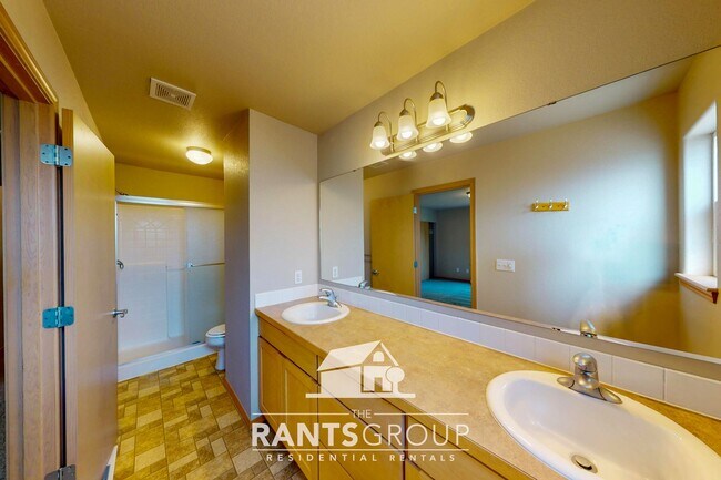 Building Photo - Fantastic Neighborhood! Easy Commute to JB...