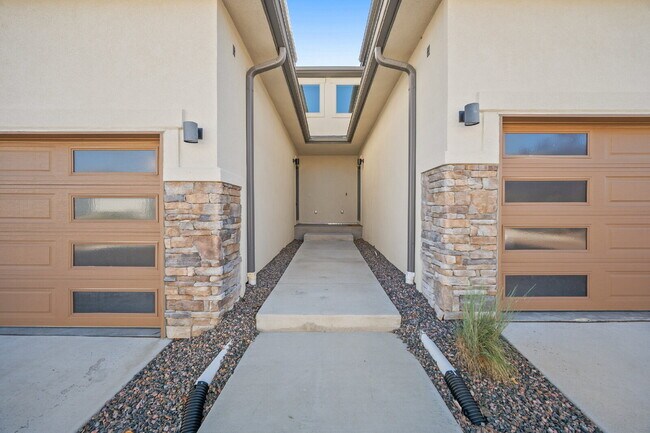 Building Photo - Modern 2 Bedroom, 2.5 Bathroom Townhome with a Loft, Central A/C, Gas Fireplace, and Washer and D...