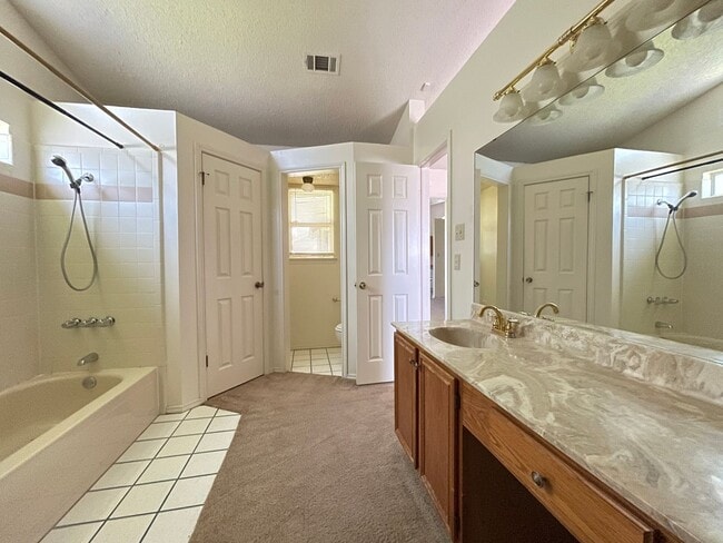 Building Photo - 4714 Mesa Dr