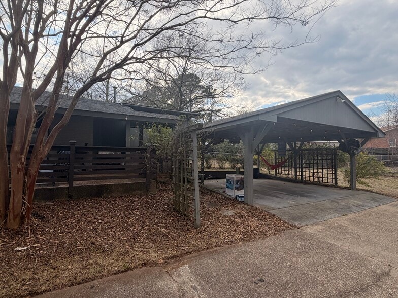 Building Photo - 321 Village Dr