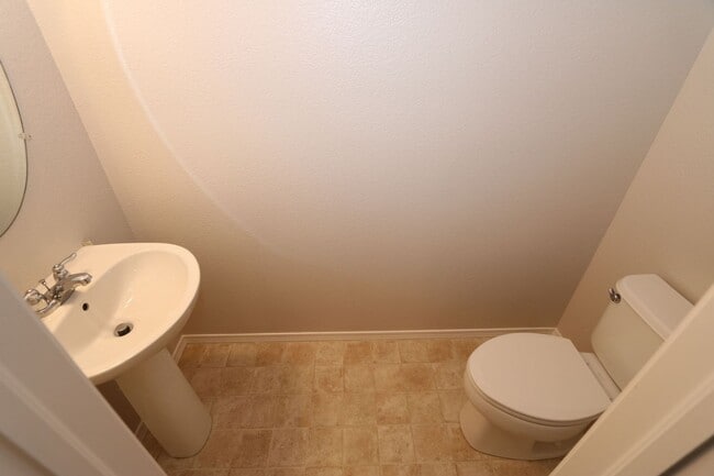 Building Photo - Great 2bd/2.5ba, 1306sf Townhouse with A/C in Fountain, CO, near Ft Carson!