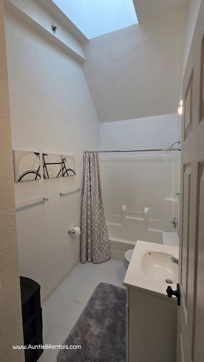 Building Photo - 3-Bedroom Upper-Level Condo in Historic Downtown Stillwater