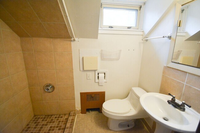 Building Photo - 420 8th Ave SE