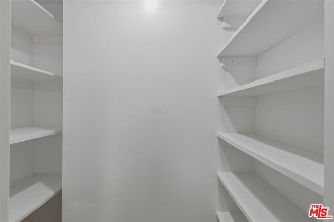 Building Photo - 435 N Oakhurst Dr