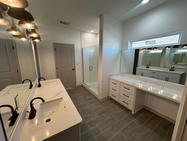 Building Photo - 609 Enchanted Way