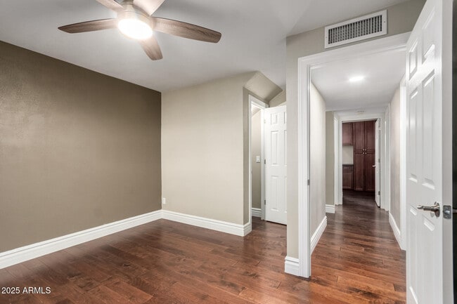 Building Photo - 3912 S Elm St