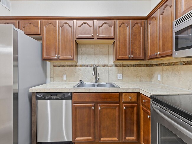 Building Photo - 2 bed 2 Bath Condo with Community Pool!
