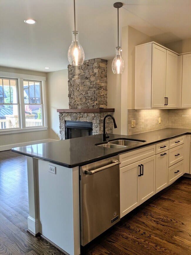 Building Photo - Luxurious Cheshire Village Town-home!