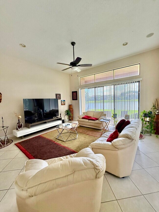 Building Photo - 3558 Collonade Dr