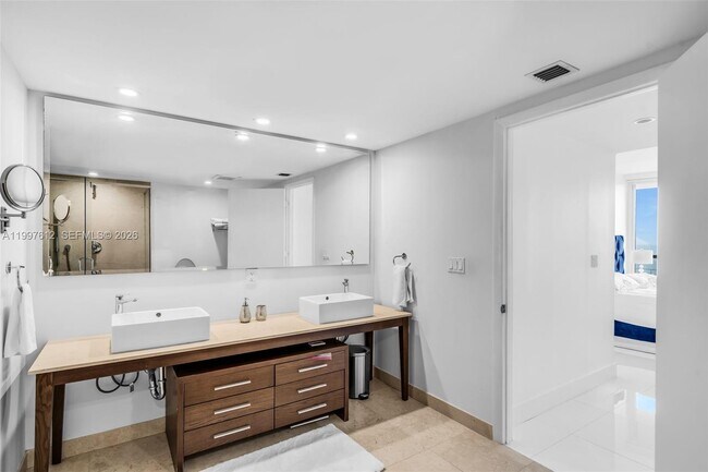 Building Photo - 495 Brickell Ave