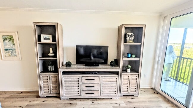 Building Photo - Seasonal/short term 2/2 condo rental with full water view on Longboat Key.