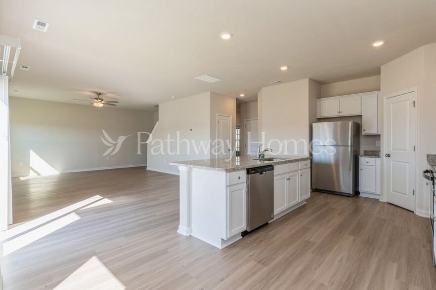 Building Photo - 102 N Sina St