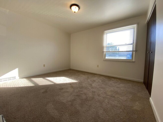 Building Photo - Exceptional 1 Bedroom Apartment in Perfect Zeilenople Location! Call Today to Schedule a Tour!