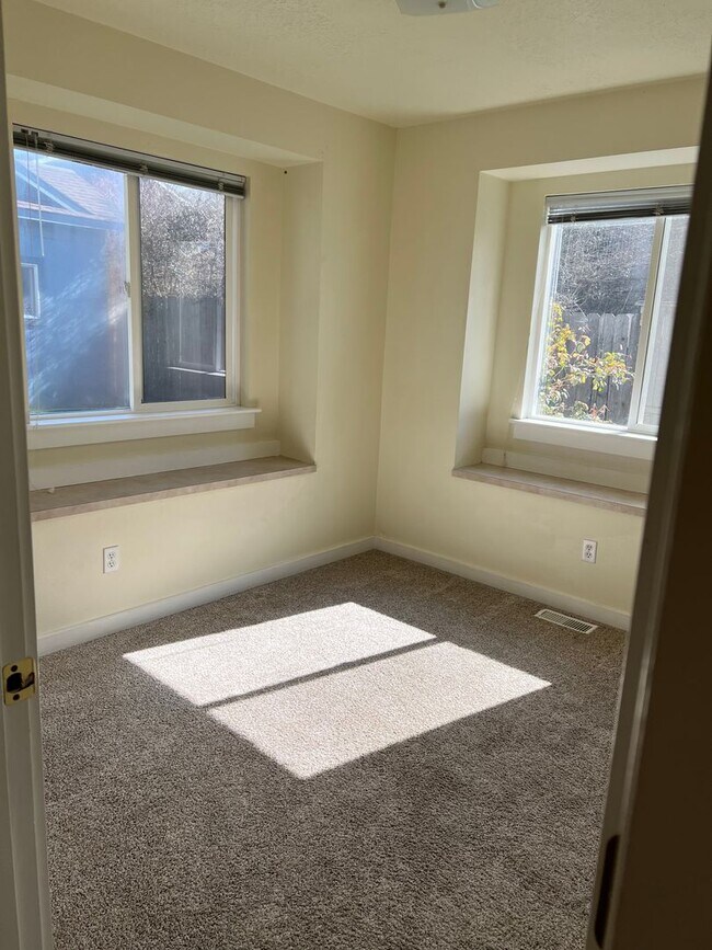 Building Photo - Coming soon! 3 bed single family home on a court