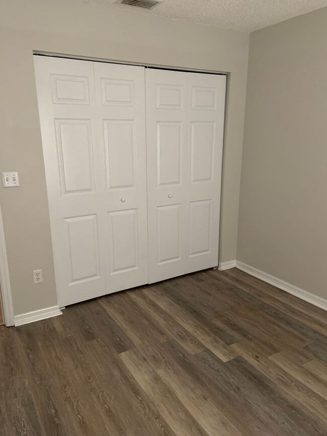 Building Photo - Updated 3 bed/ 2bath- Lehigh Woods