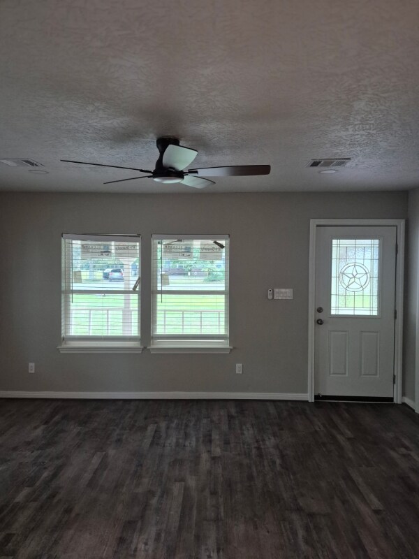 Building Photo - 2948 Elm Rd