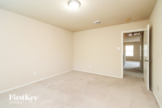 Building Photo - 8443 Broadleaf Ave