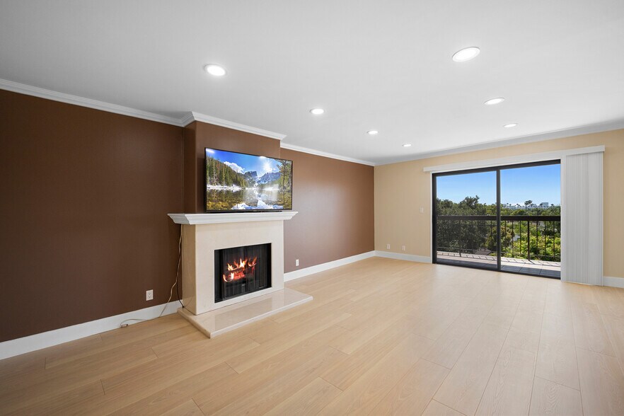 Building Photo - 635 E Elmwood Ave