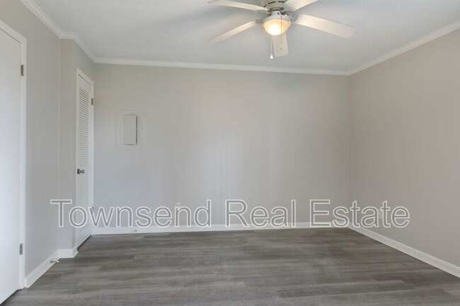 Building Photo - 5845-E Century Oaks Drive