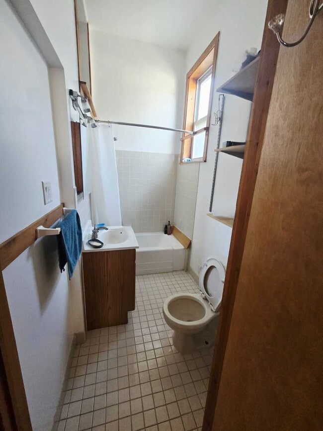 Building Photo - 1014 E Prairie Ave