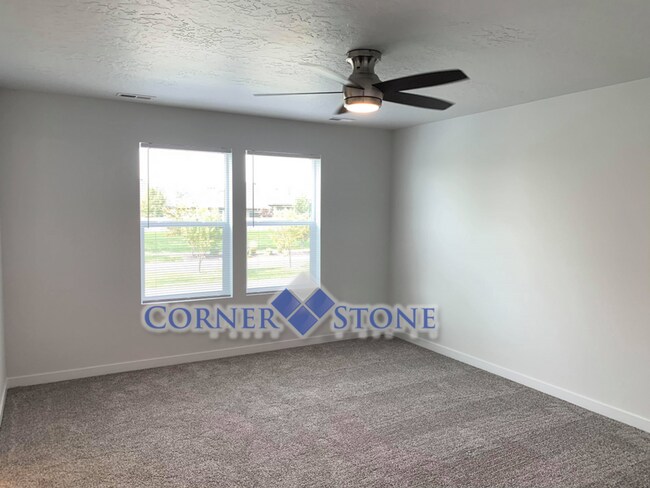 Building Photo - Like New Pet Friendly Home!