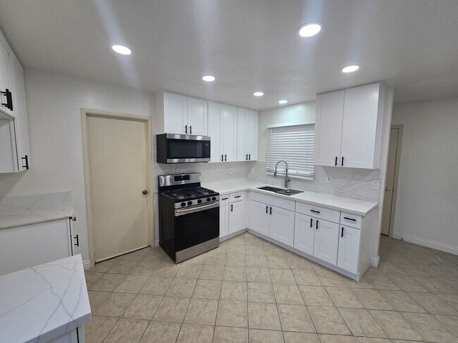 Building Photo - Beautiful 3 Bedroom 2 Bathroom Home In a P...