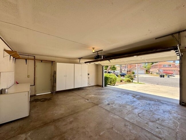 Building Photo - Spacious 4 Bedroom Home with Expansive Bac...