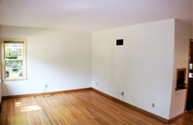 Building Photo - $1,750 | 2 Bedroom, 2 Bathroom House | No ...